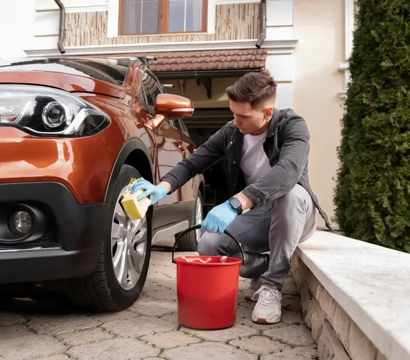 Lavage auto à domicile Saint-Laurent-en-Gâtines : professionnel intervenant sur un véhicule